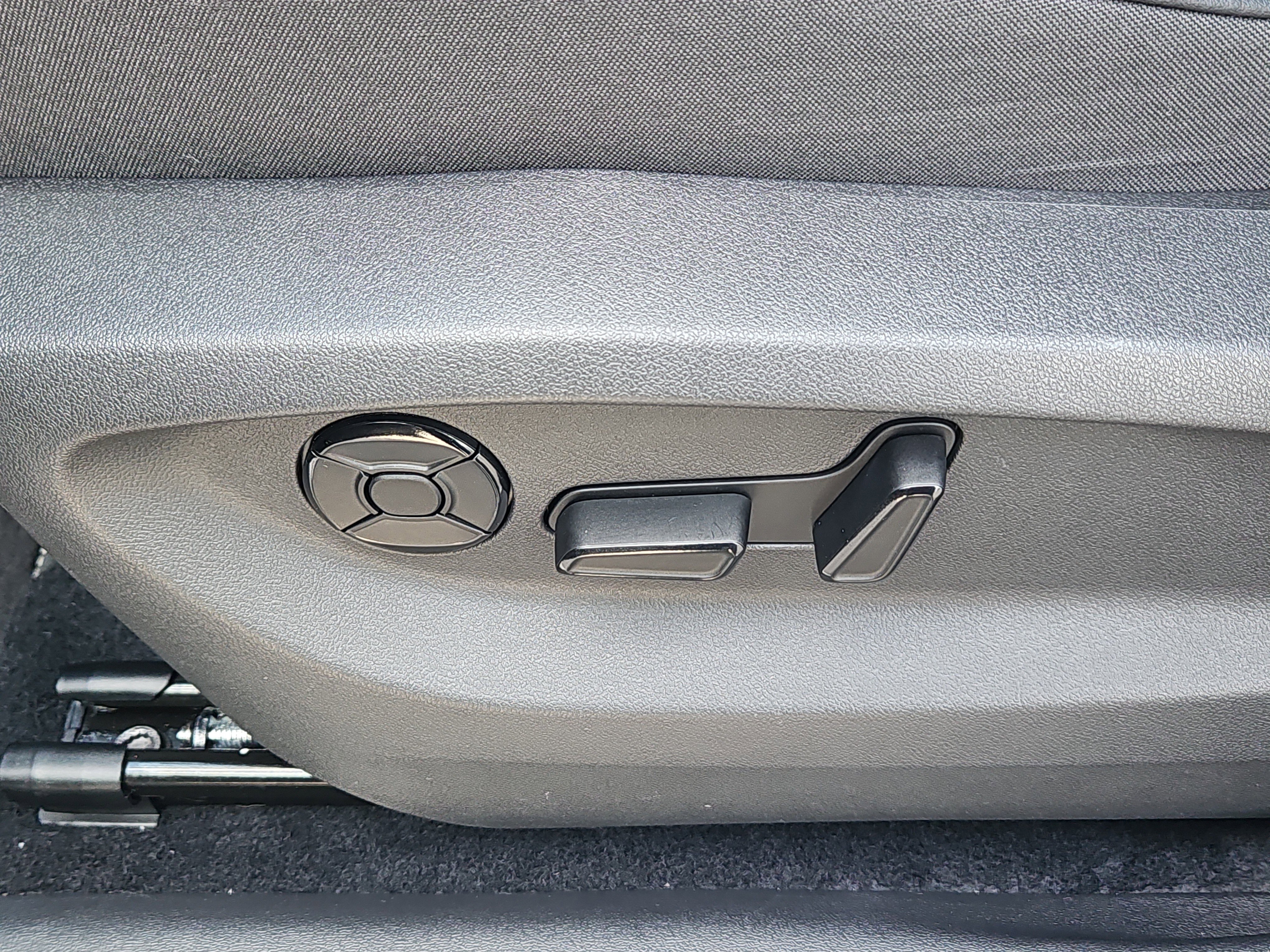 Used 2025 Volkswagen Tiguan SE image 14