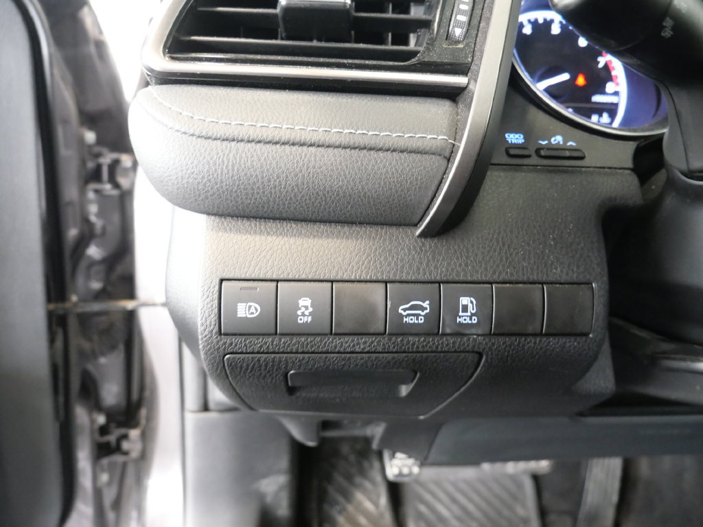 Used 2020 Toyota Camry SE FWD image 14