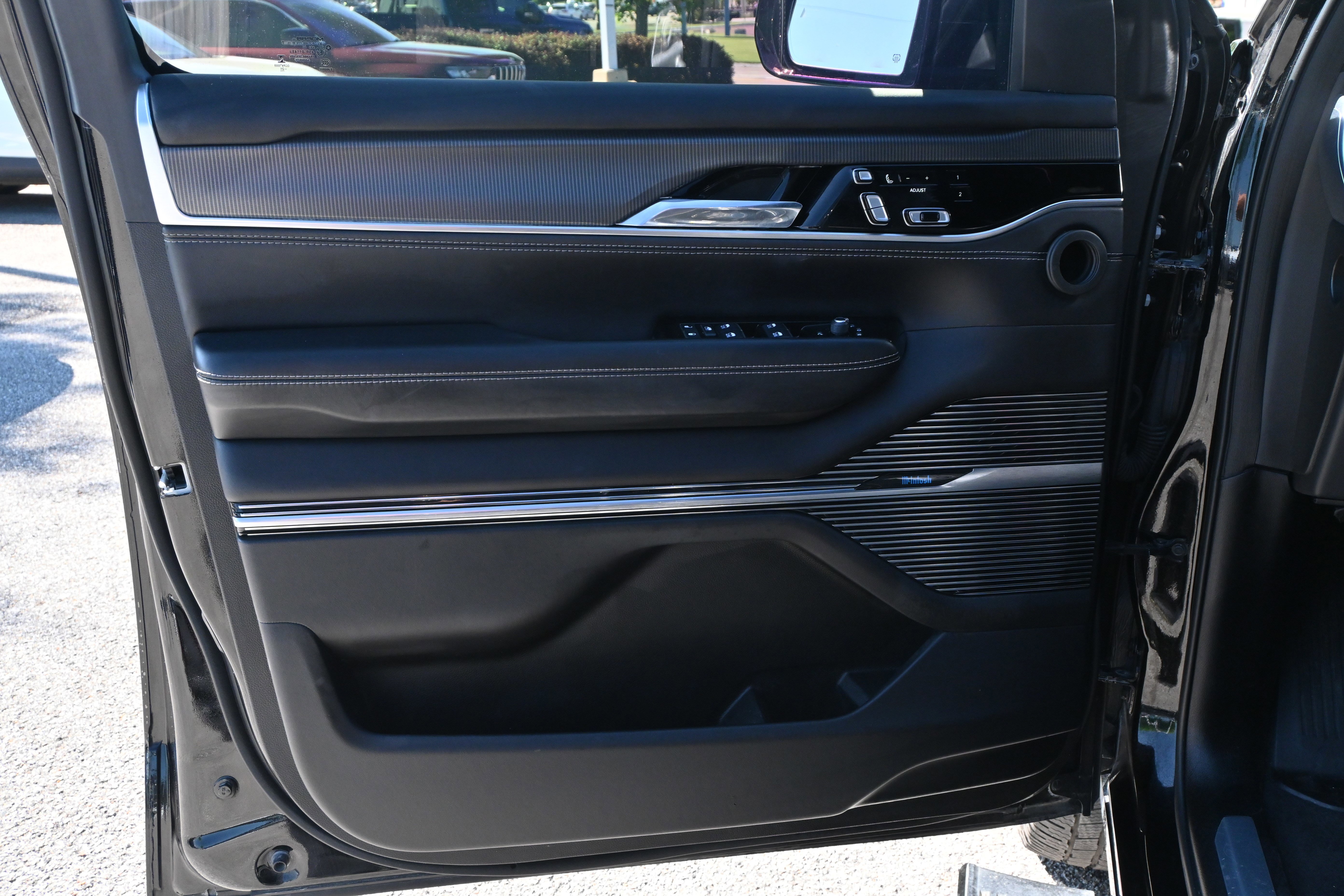 Used 2022 Jeep Grand Wagoneer Series II AWD/4WD image 13