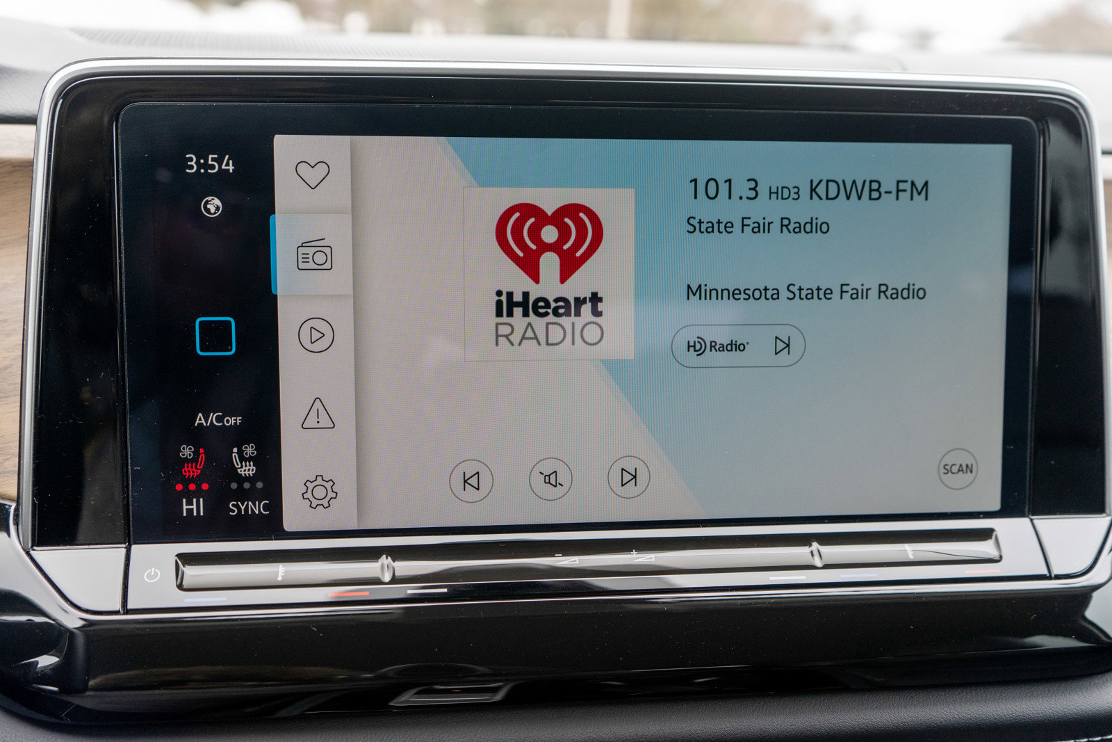 Used 2025 Volkswagen Atlas SE image 17