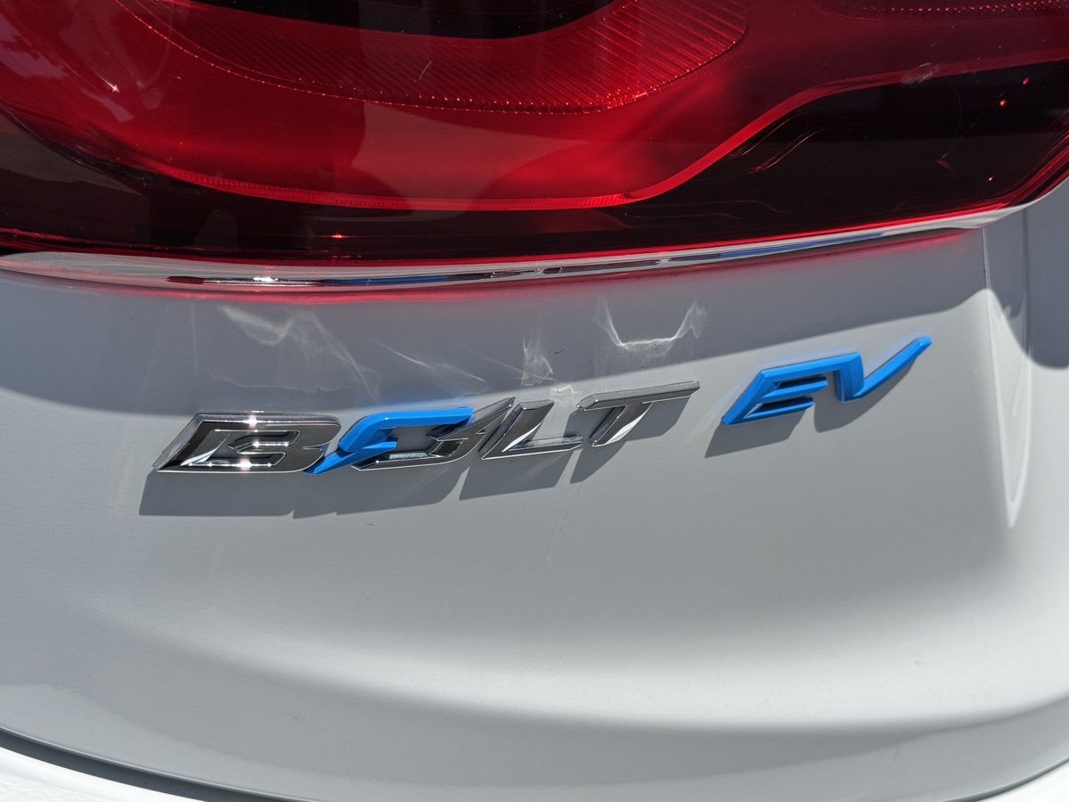 Used 2019 Chevrolet Bolt Premier w/ Infotainment Package FWD image 12