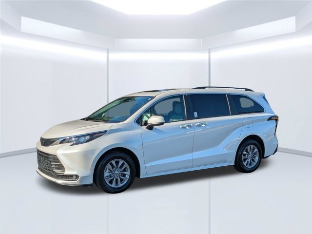 Certified 2026 Toyota Sienna XLE FWD image 9