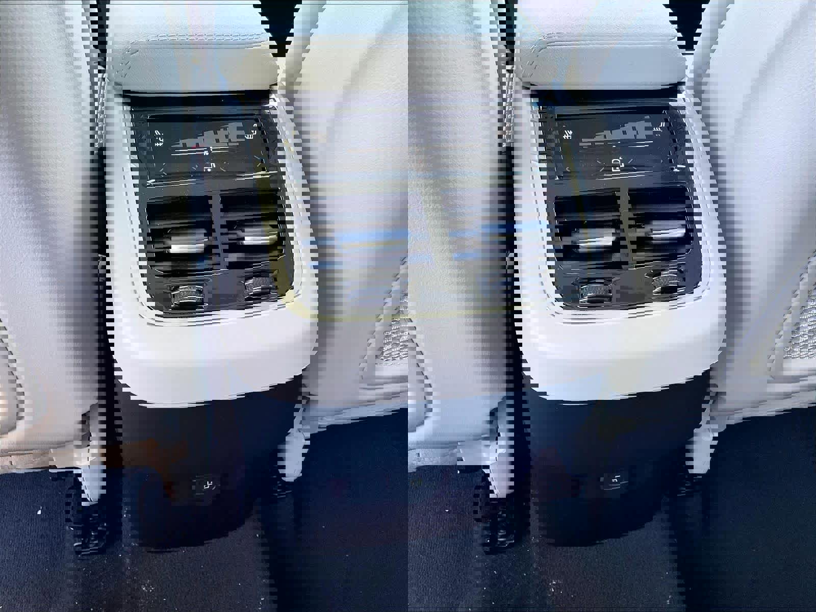 New 2026 Volvo XC60 B5 Ultra w/ Protection Package Premier image 16