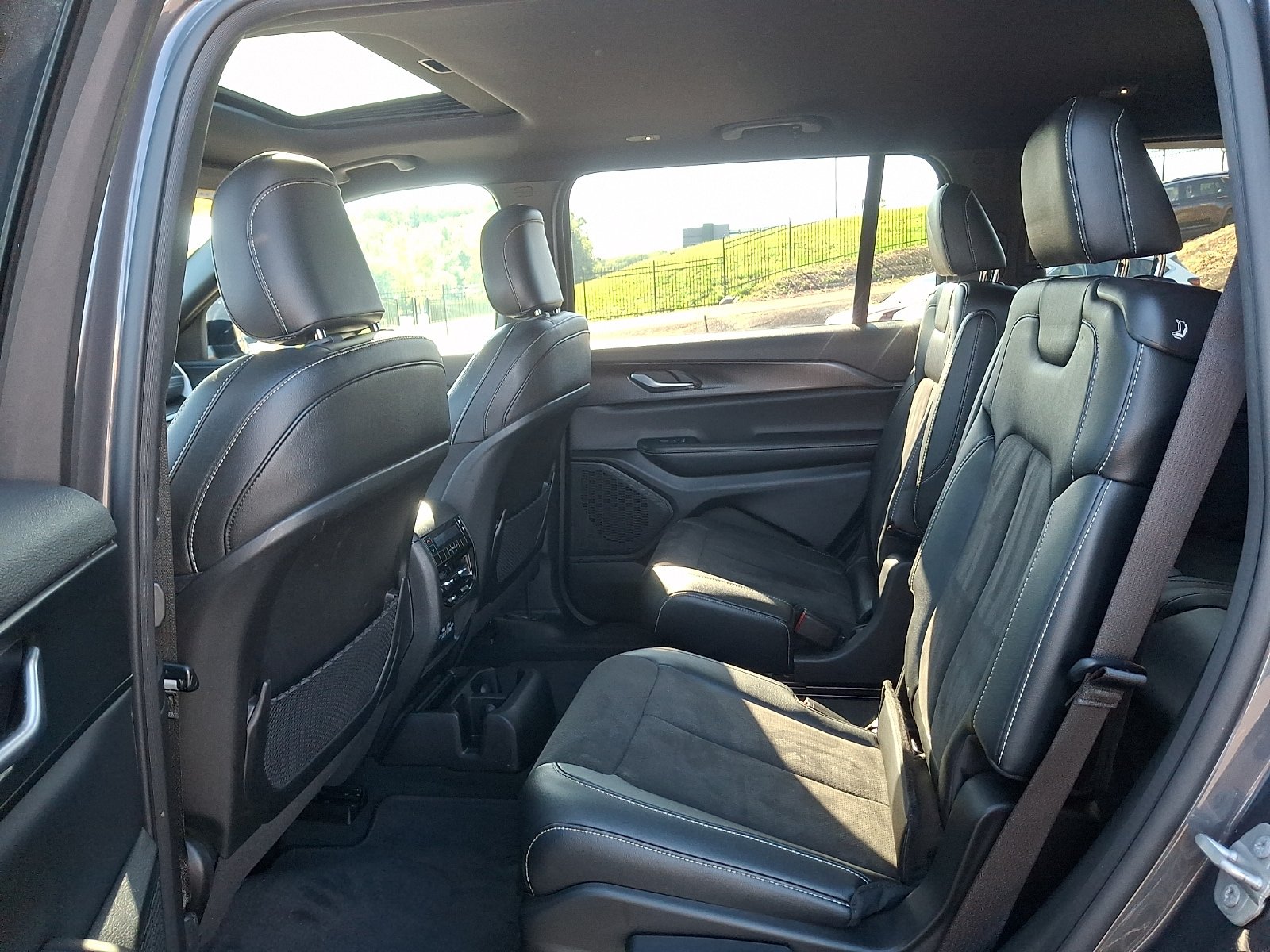 Certified 2023 Jeep Grand Cherokee L Altitude AWD/4WD image 11