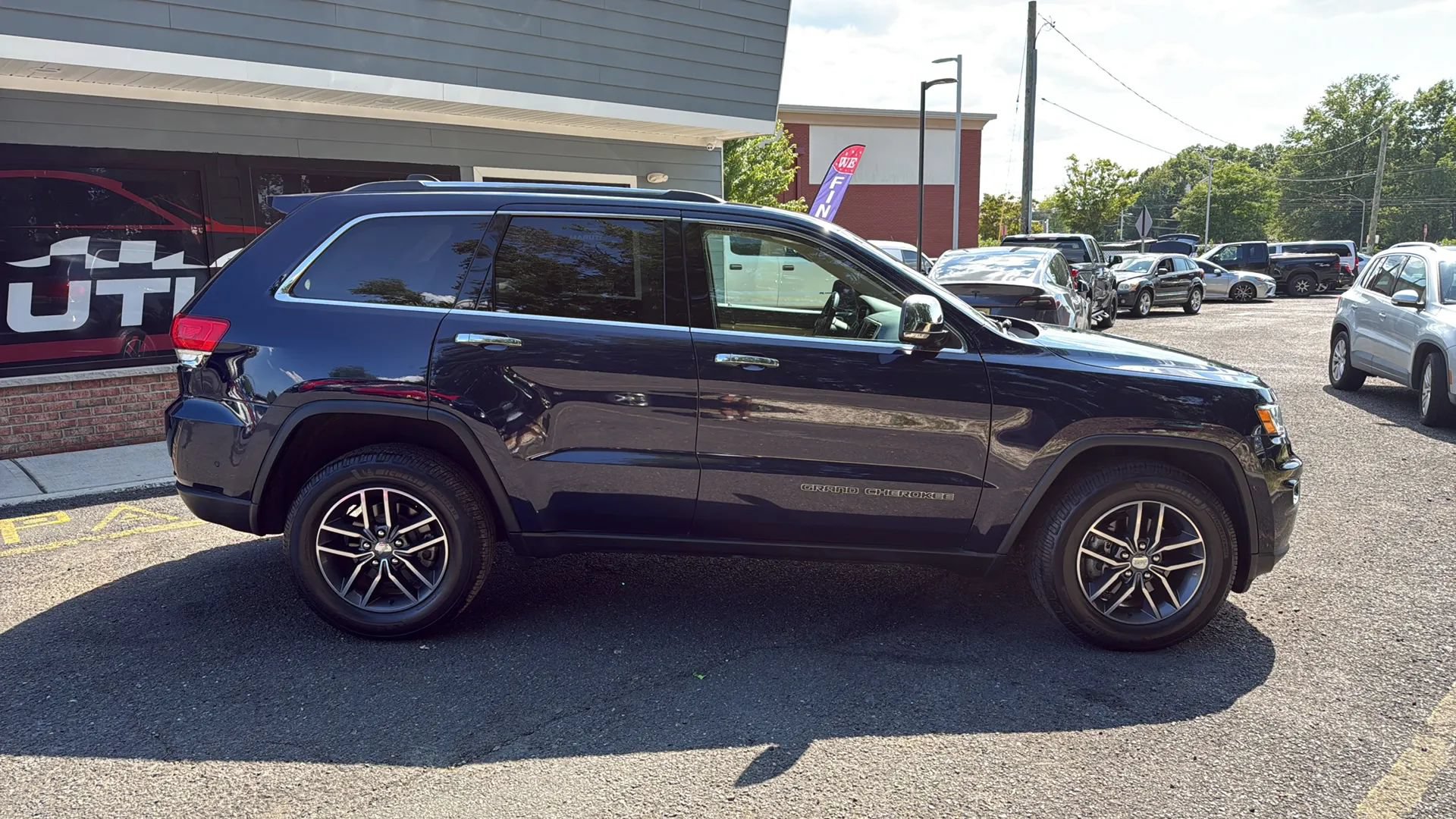 Used 2018 Jeep Grand Cherokee Limited AWD/4WD image 7