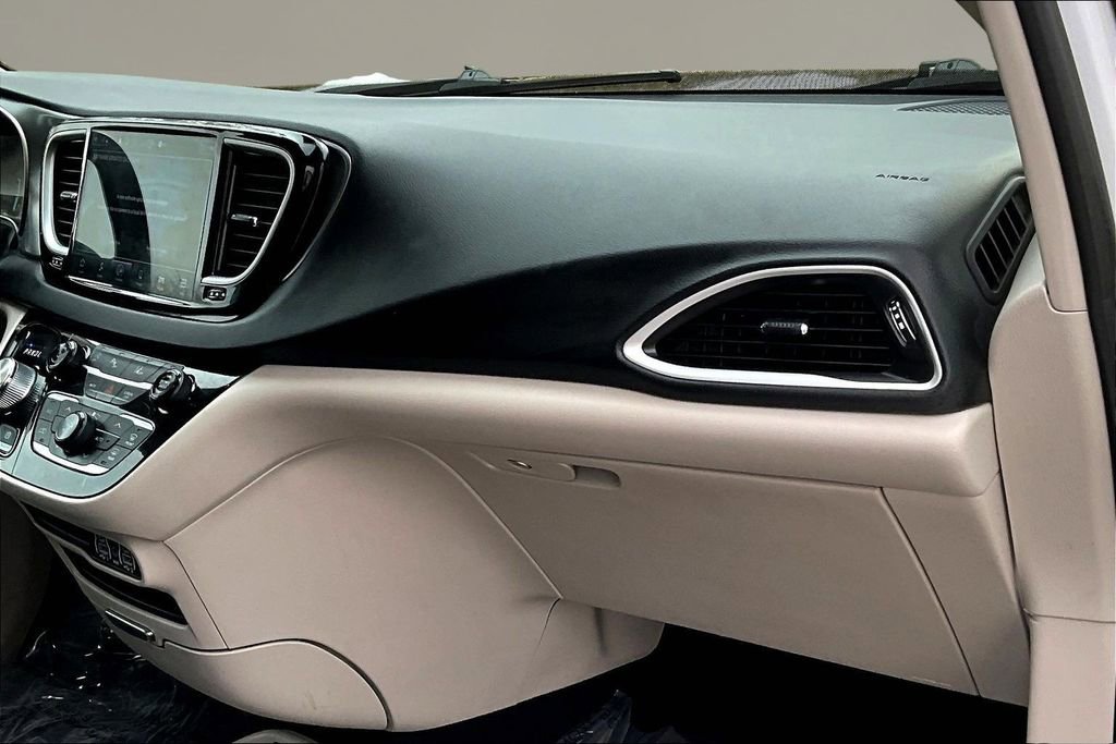 Used 2023 Chrysler Pacifica Touring-L image 25