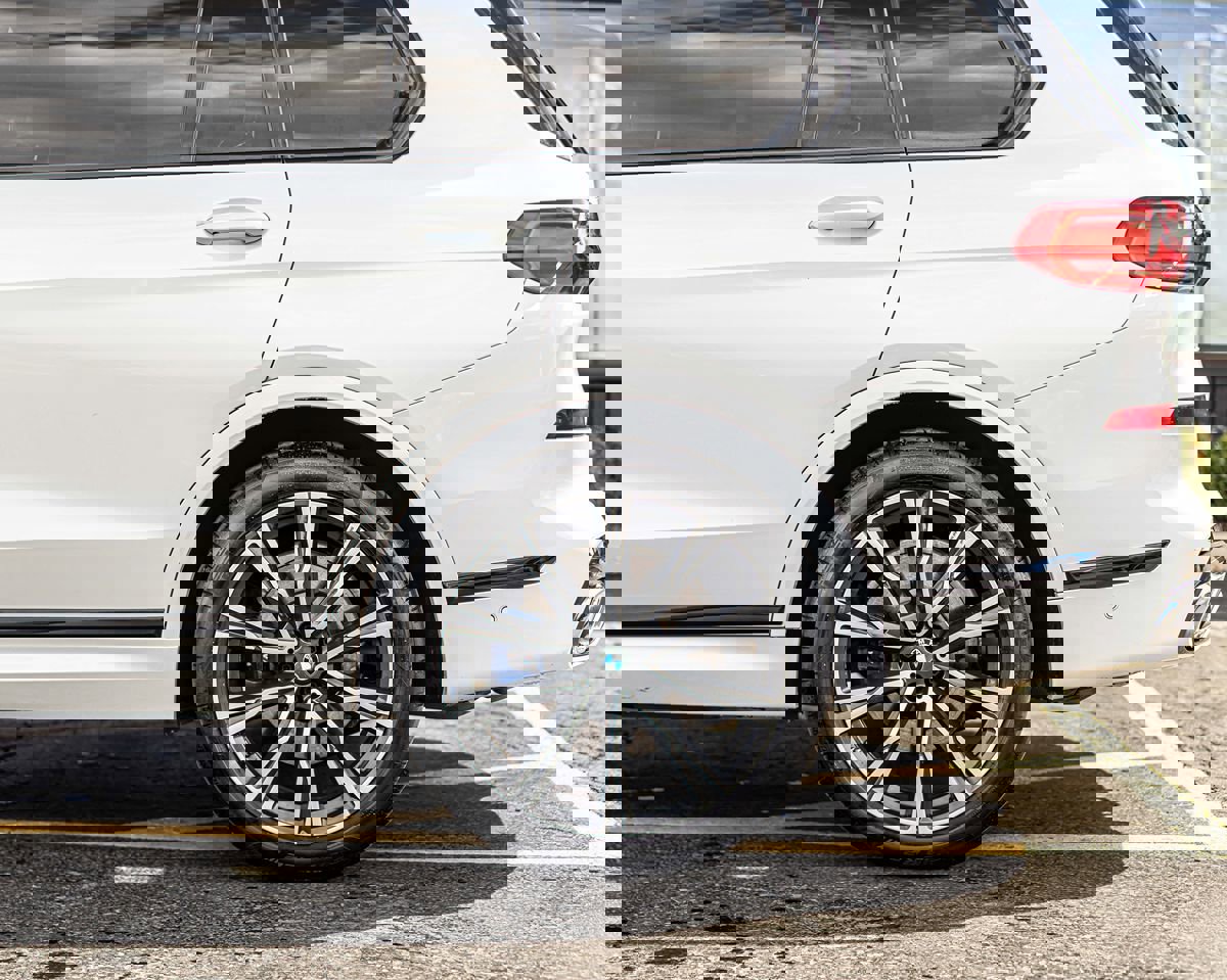 Used 2019 BMW X7 xDrive50i w/ Dynamic Handling Package image 12