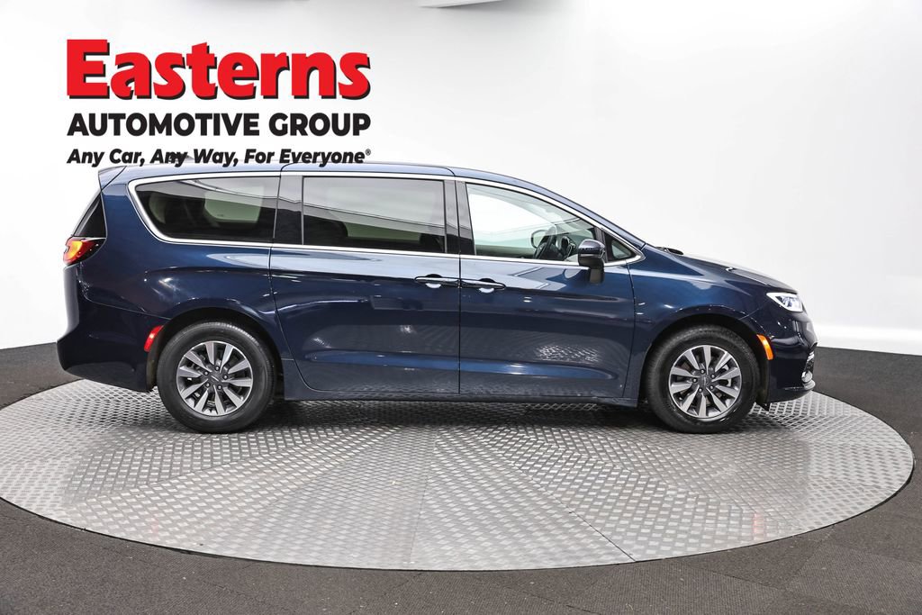 Used 2023 Chrysler Pacifica Touring-L FWD image 4