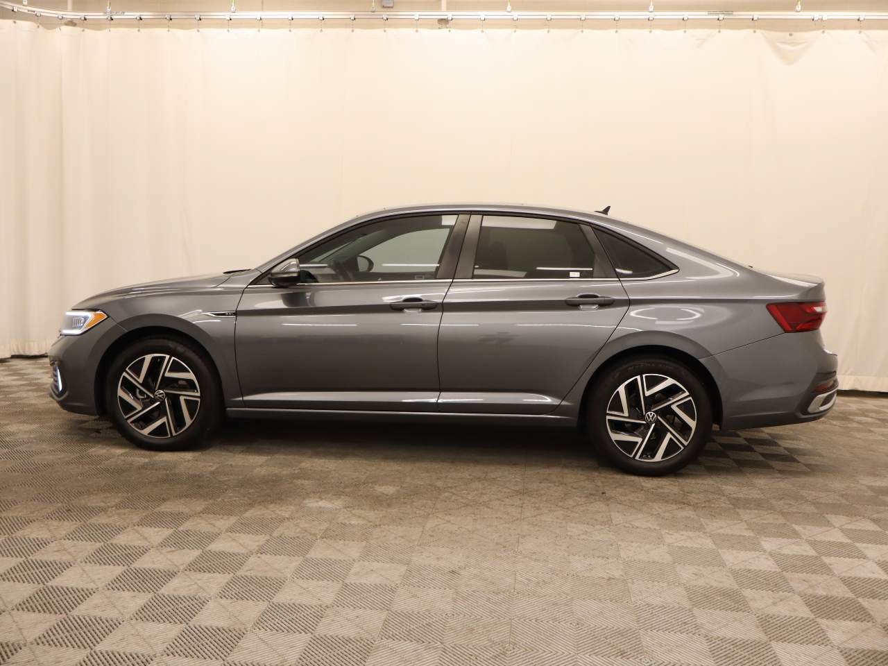 Used 2024 Volkswagen Jetta SEL FWD image 3