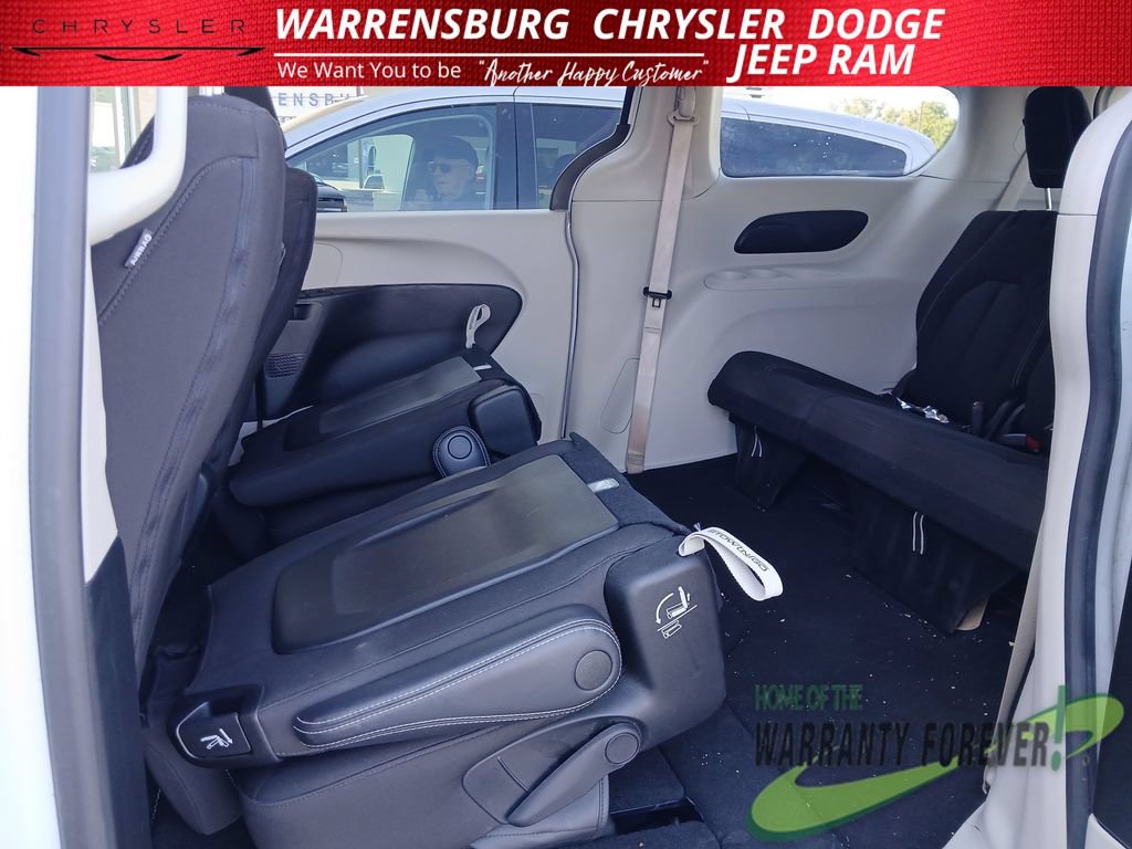 Used 2023 Chrysler Voyager LX FWD image 14