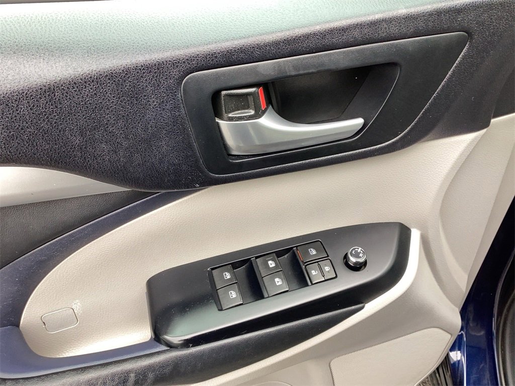 Used 2015 Toyota Highlander XLE image 11