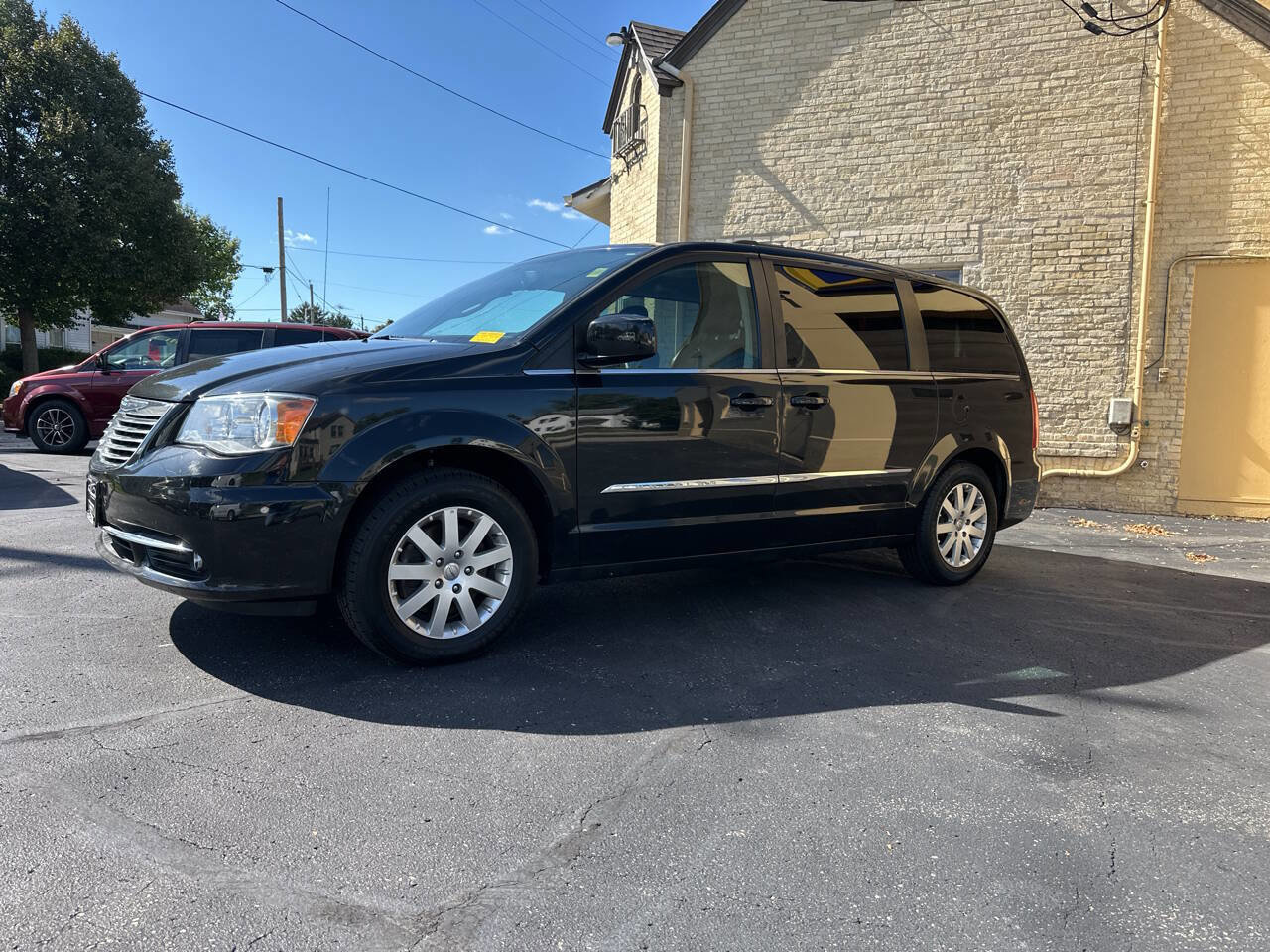 Used 2015 Chrysler Town & Country Touring image 1