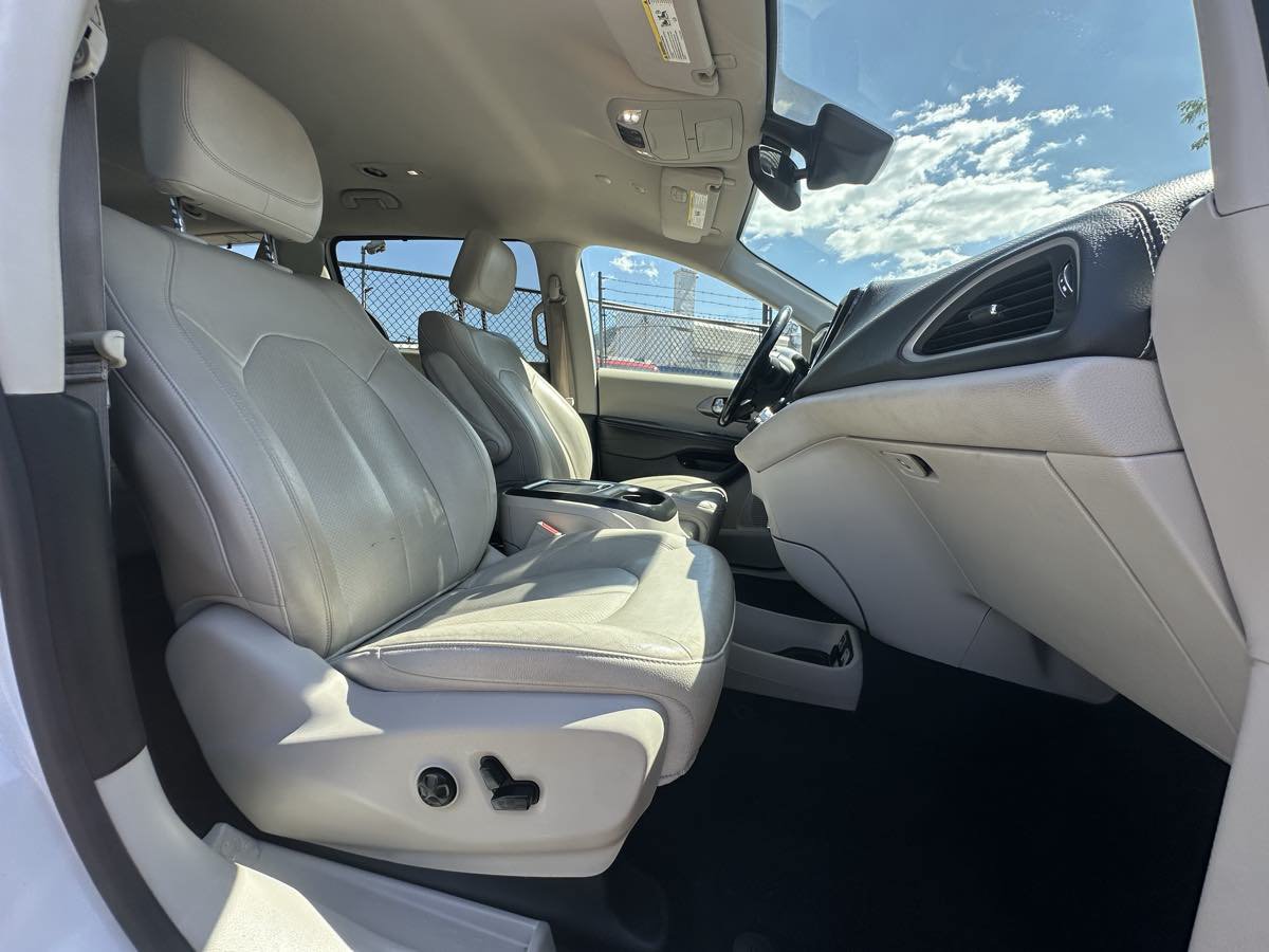 Used 2021 Chrysler Pacifica Touring-L FWD image 26