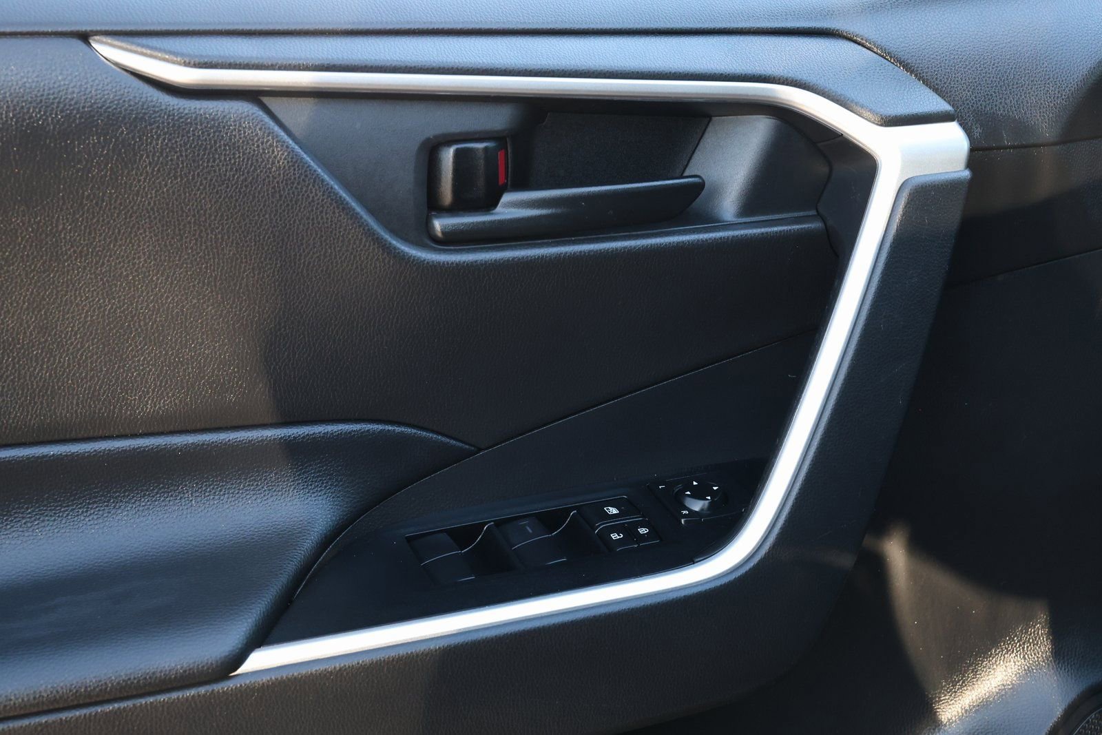 Used 2022 Toyota RAV4 LE image 26