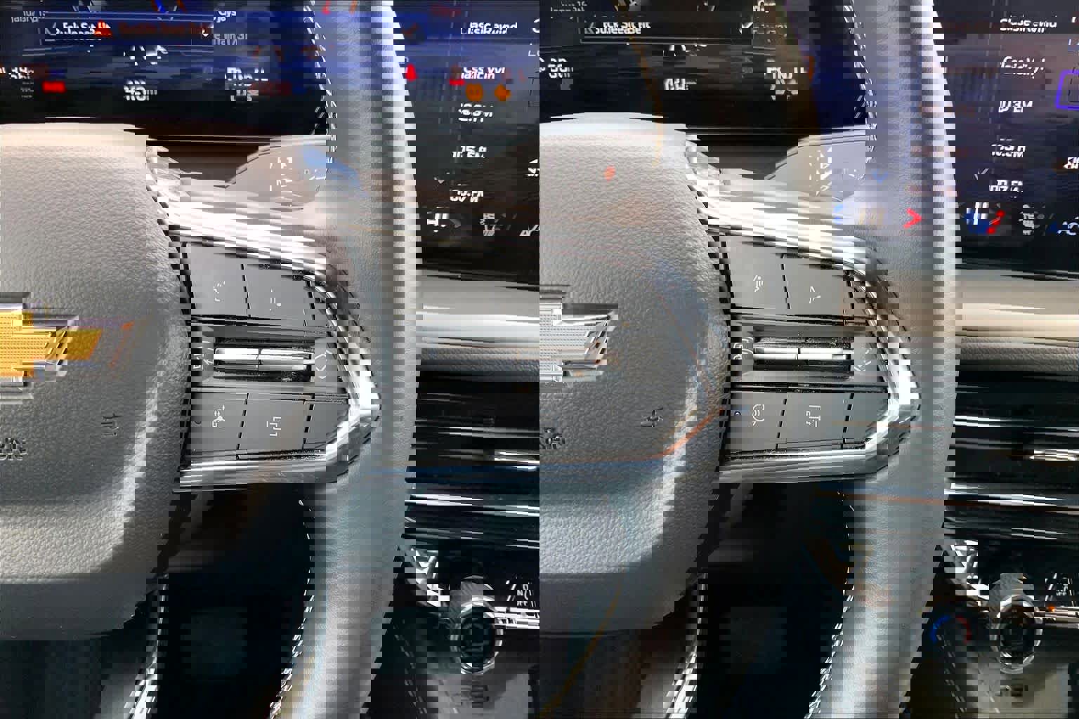 Used 2025 Chevrolet Traverse LT image 24