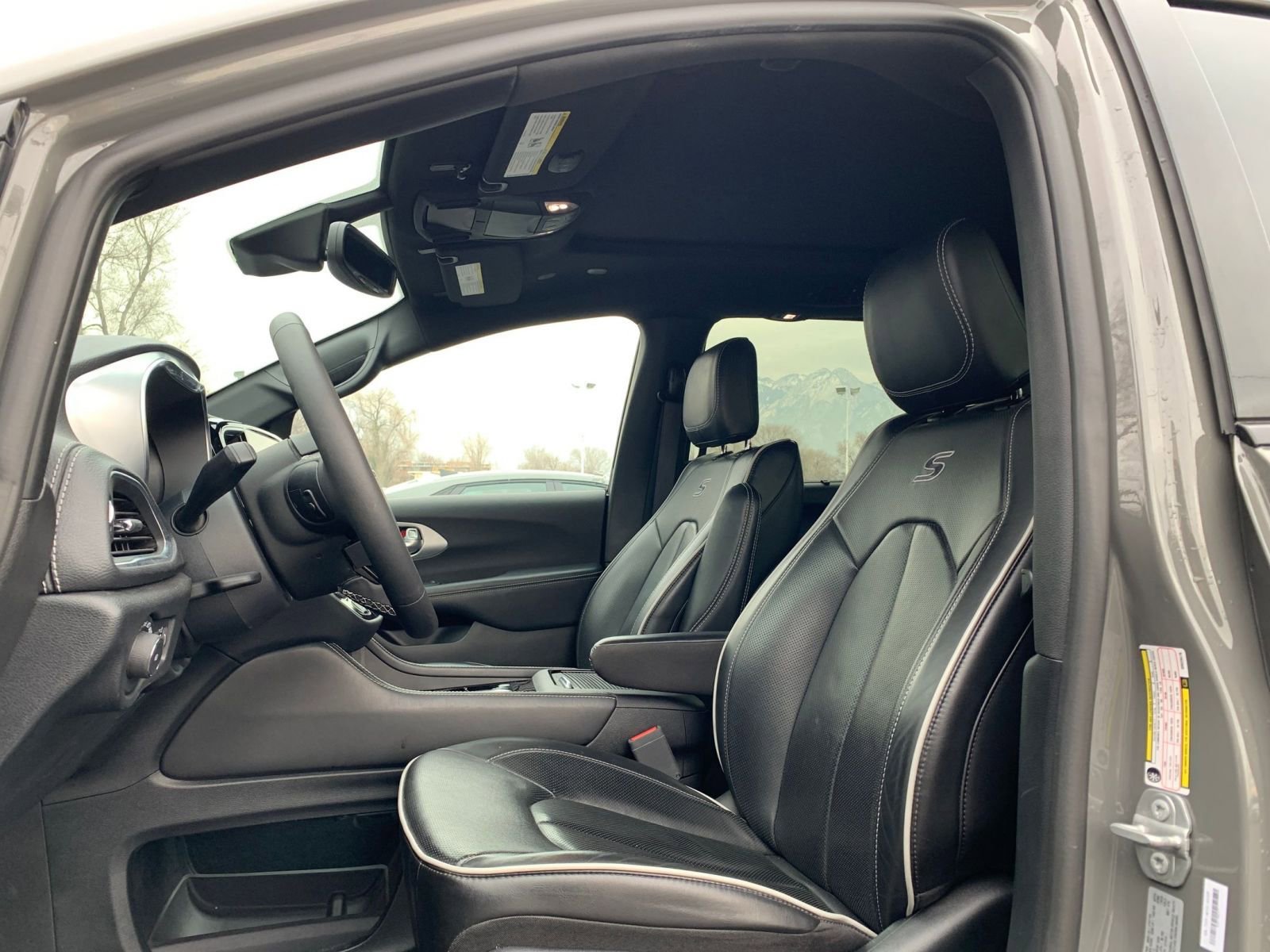 Used 2025 Chrysler Pacifica Limited image 30