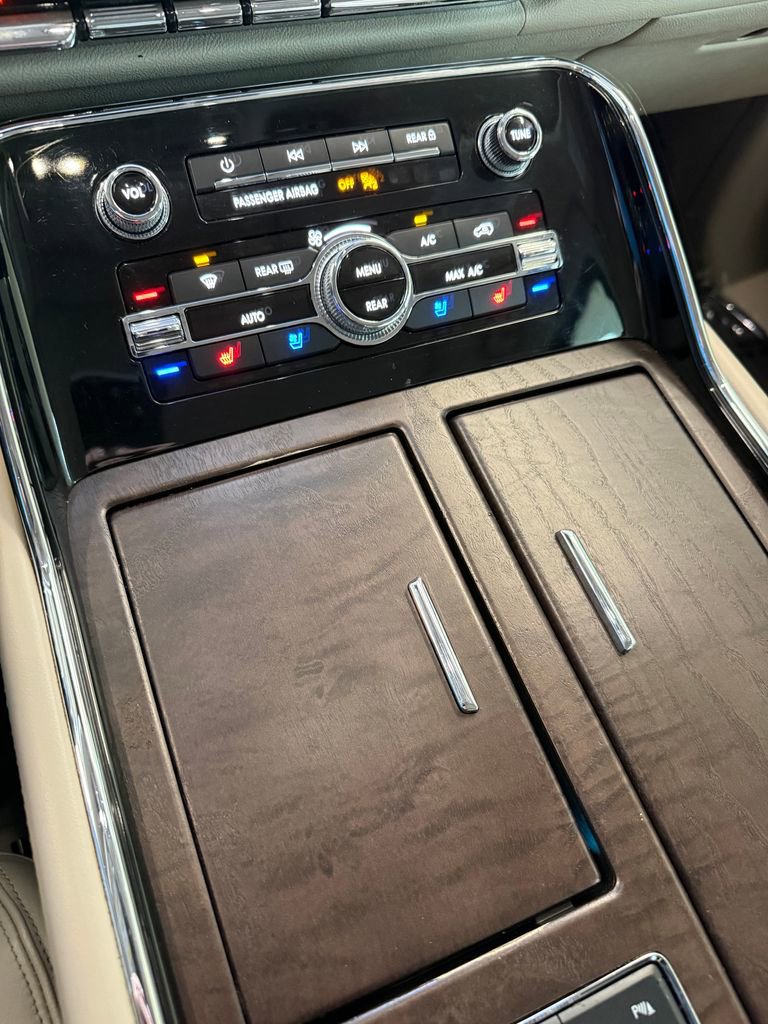 Used 2019 Lincoln Navigator Reserve AWD/4WD image 11