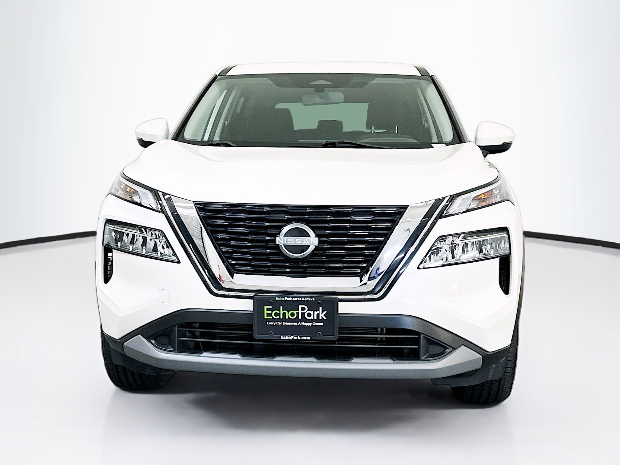 Used 2023 Nissan Rogue SV image 2