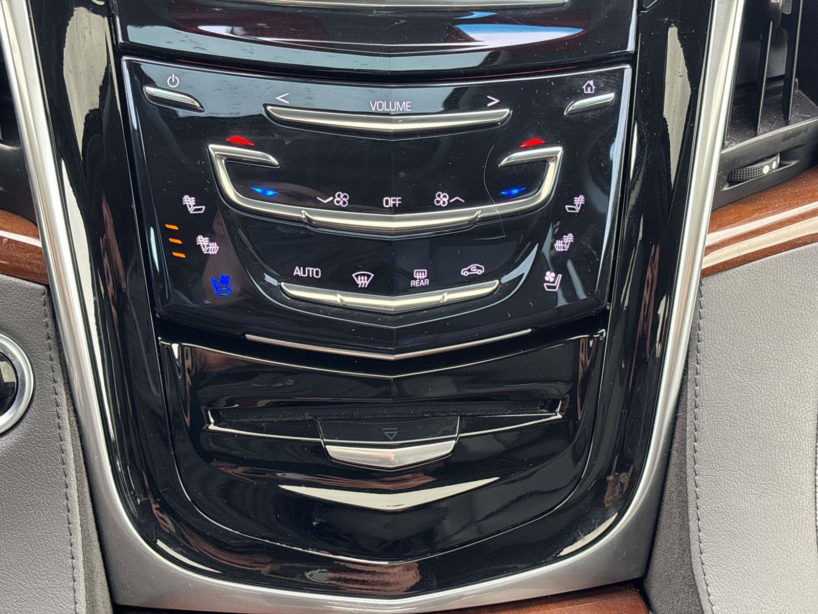 Used 2020 Cadillac Escalade Luxury image 34