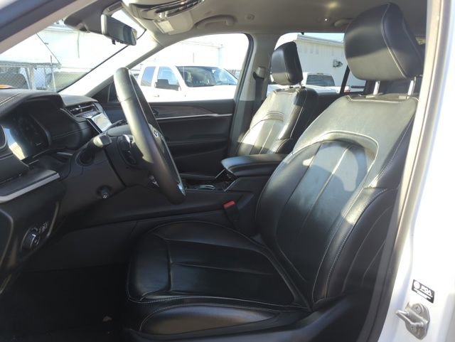 Used 2023 Jeep Grand Cherokee Limited w/ Luxury Tech Group II image 15