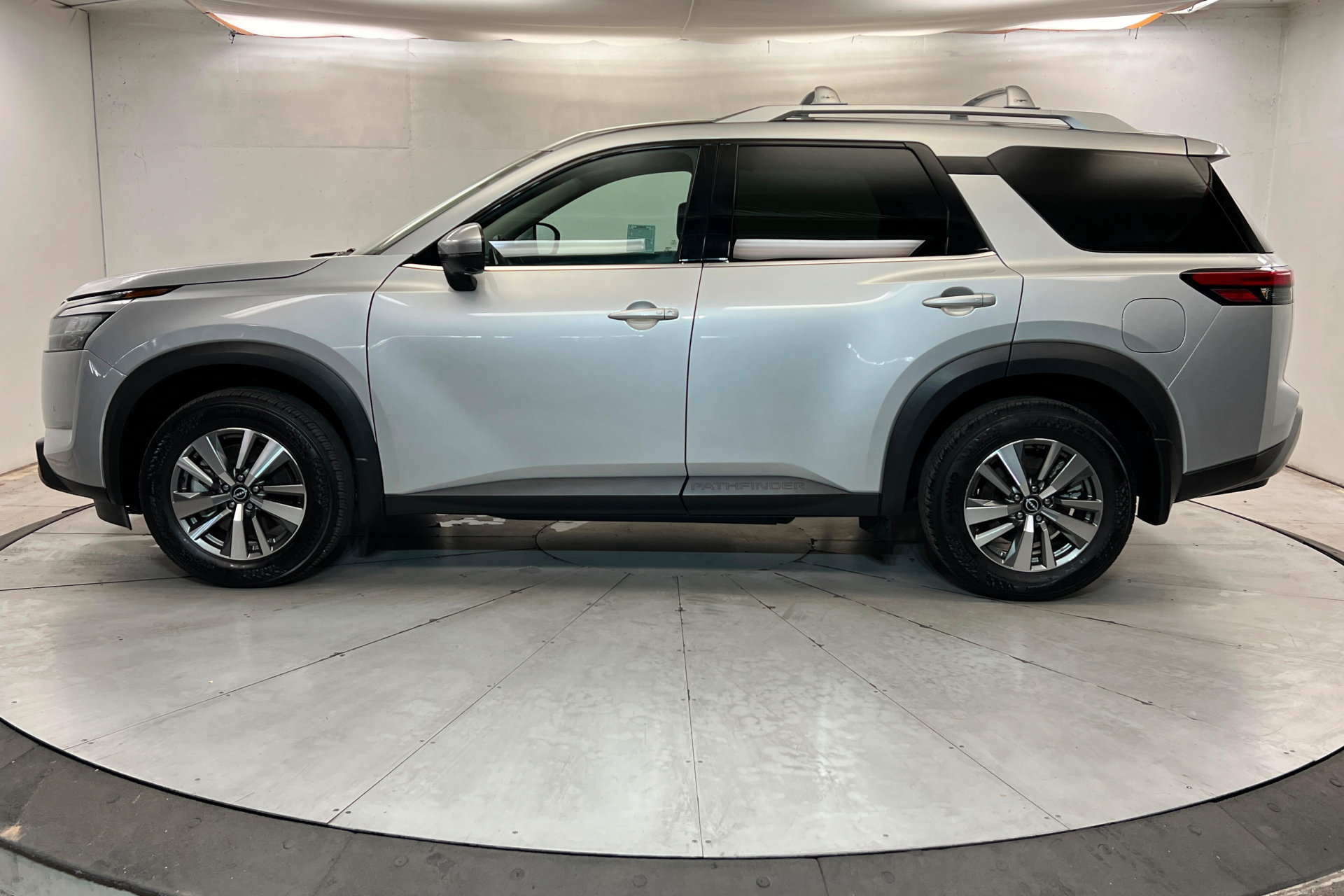Used 2025 Nissan Pathfinder SL FWD image 2