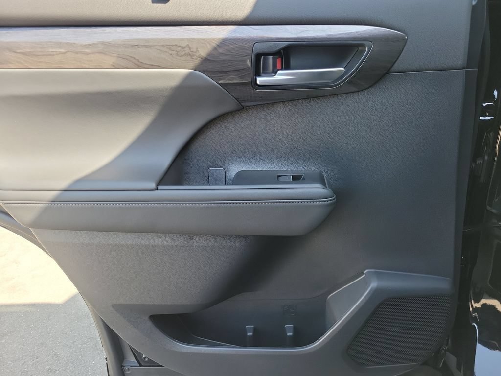 New 2026 Toyota Highlander Platinum AWD/4WD image 16