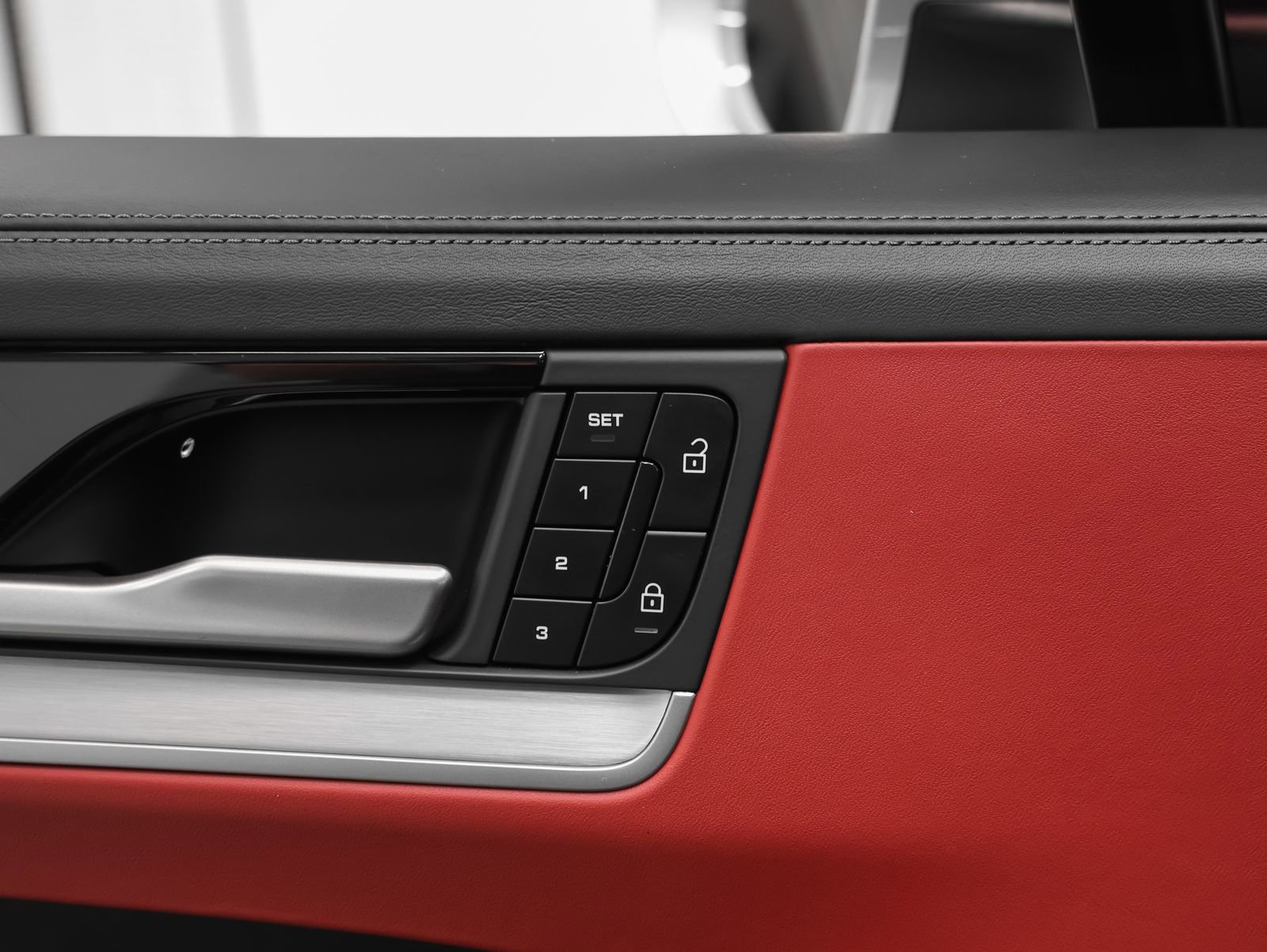 Certified 2025 Porsche Cayenne E-Hybrid image 34