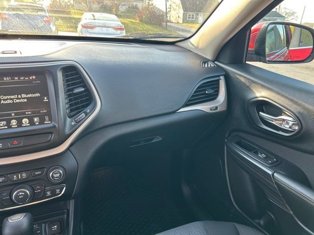 Used 2017 Jeep Cherokee Latitude w/ Safety/Convenience Group image 30