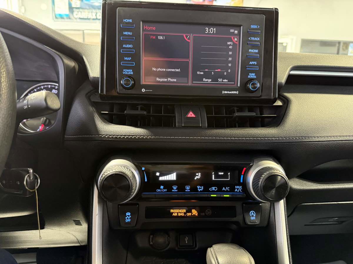 Used 2022 Toyota RAV4 LE image 22