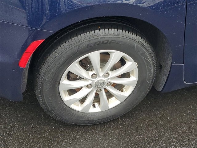 Used 2019 Chrysler Pacifica Touring-L w/ Advanced Safetytec Group image 5