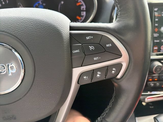 Used 2020 Jeep Grand Cherokee Overland AWD/4WD image 13