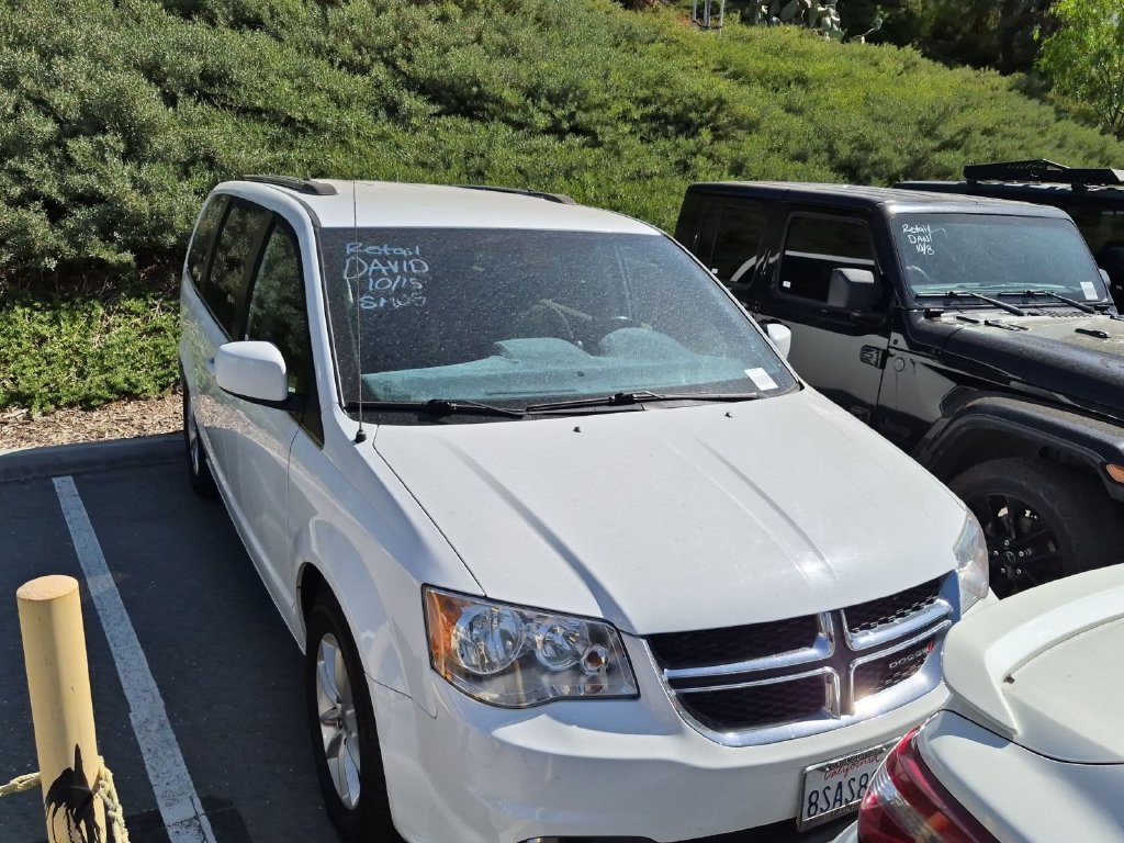 Used 2019 Dodge Grand Caravan SXT w/ Rear Park Assist Package FWD image 2
