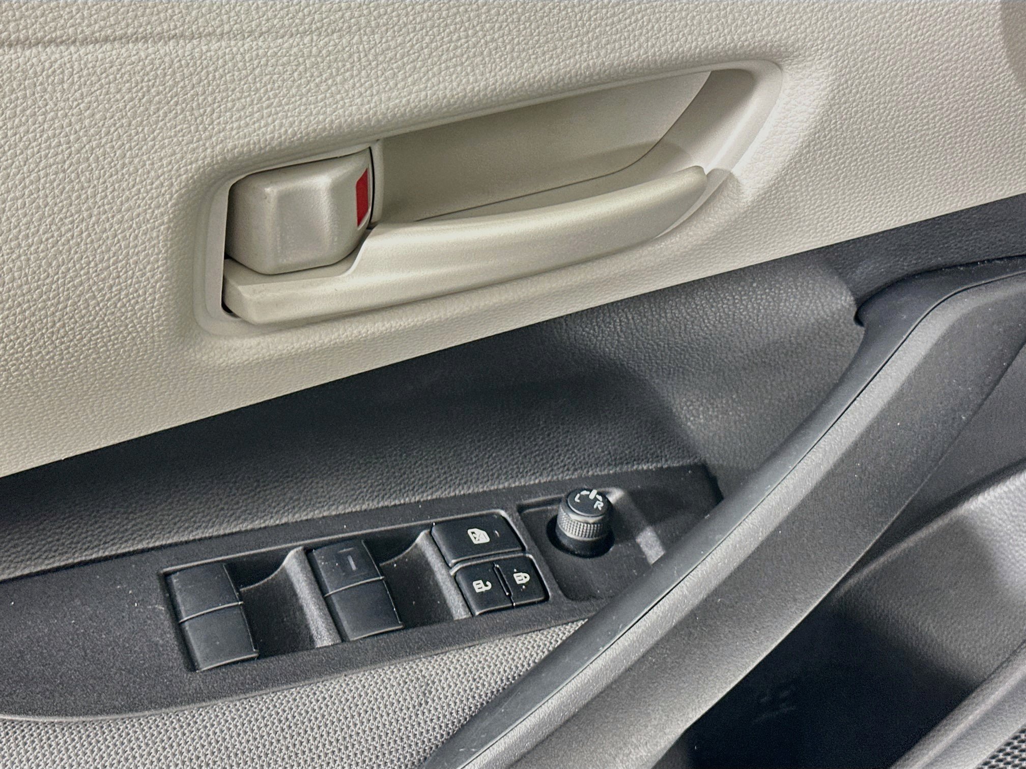 Used 2025 Toyota Corolla LE FWD image 15