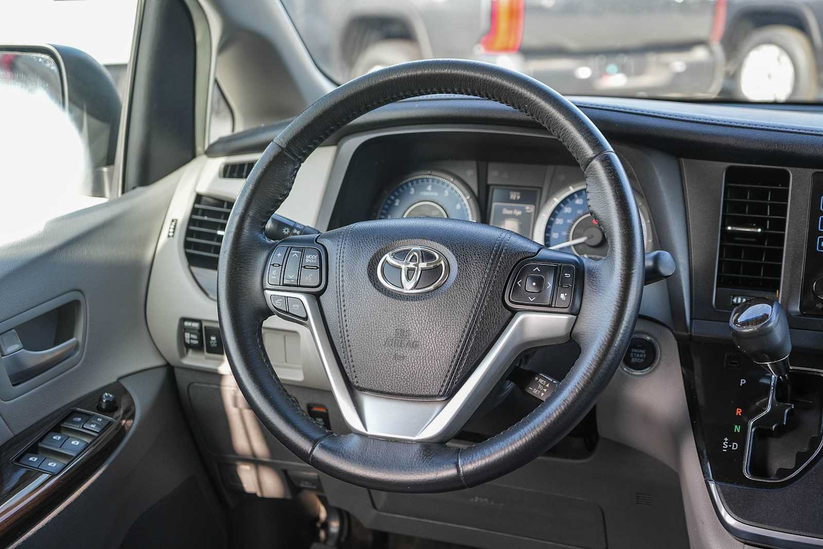 Used 2017 Toyota Sienna XLE w/ XLE Navigation Package FWD image 16