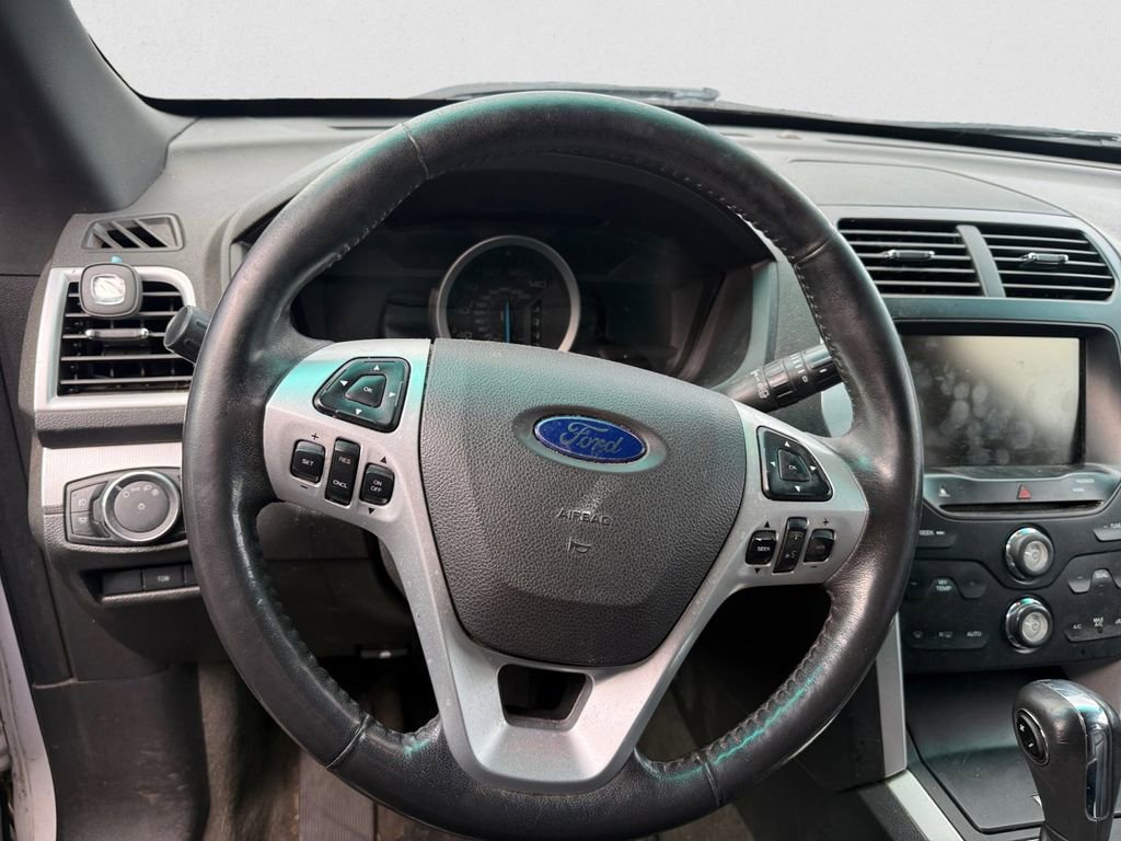 Used 2014 Ford Explorer XLT w/ Equipment Group 202A AWD/4WD image 9