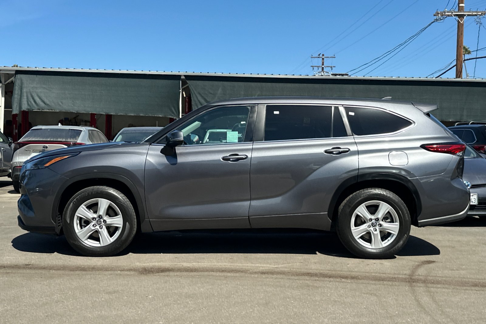 Used 2023 Toyota Highlander LE FWD image 7