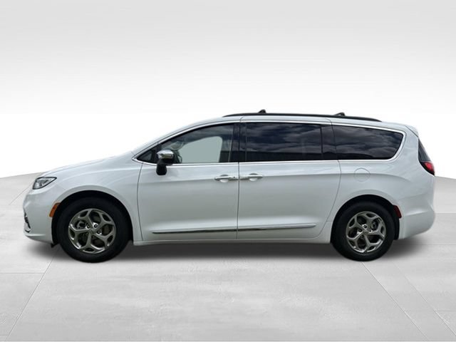 Used 2023 Chrysler Pacifica Limited FWD image 16