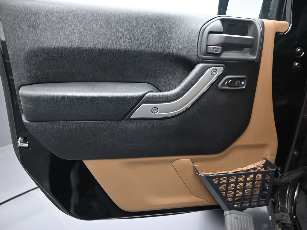 Used 2015 Jeep Wrangler Unlimited Sahara w/ Max Tow Package image 11