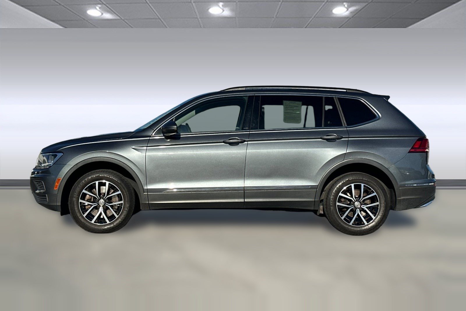 Used 2021 Volkswagen Tiguan SE AWD/4WD image 2