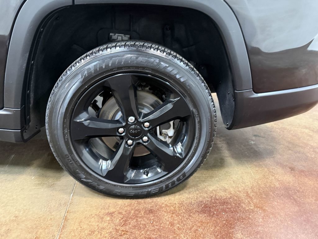 Used 2023 Jeep Grand Cherokee L Laredo AWD/4WD image 91