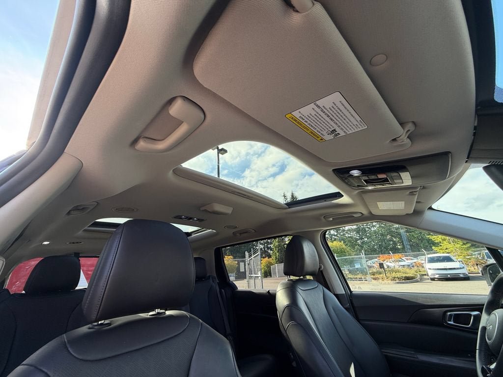 Used 2025 Kia Carnival SX w/ SX Dark Edition Package FWD image 27