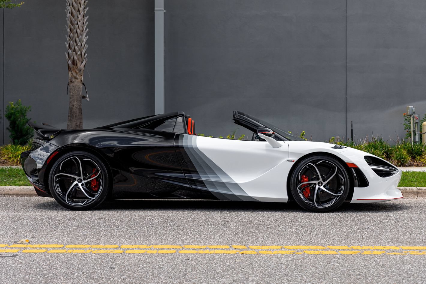 Used 2024 McLaren 750S Spider RWD image 9