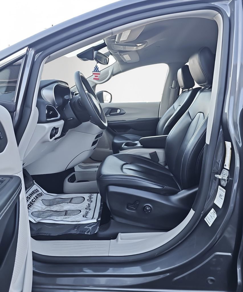 Used 2023 Chrysler Pacifica Touring-L image 12