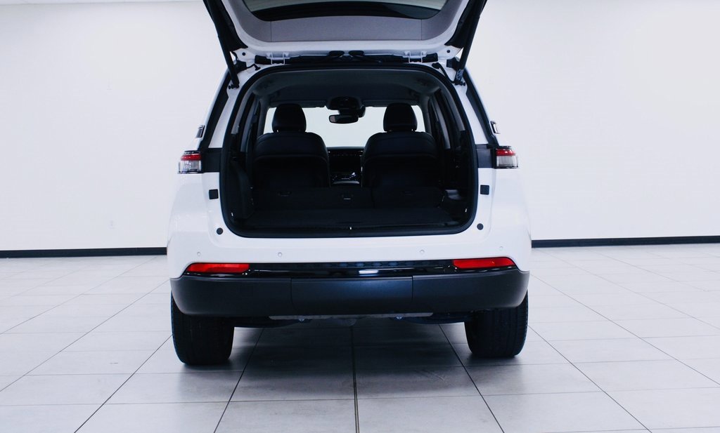 Used 2024 Jeep Grand Cherokee Limited w/ Black Appearance Package image 24