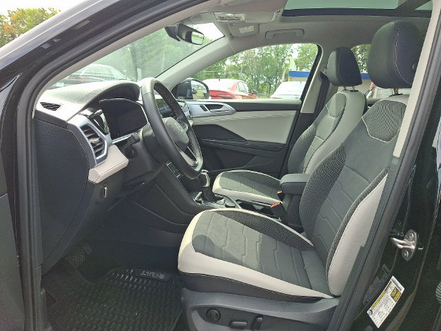 Used 2025 Volkswagen Taos SE w/ Panoramic Sunroof Package AWD/4WD image 13
