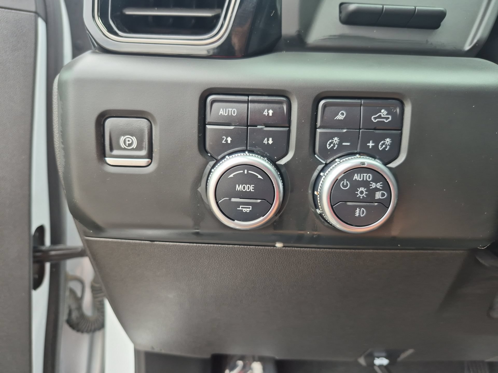 Used 2024 GMC Sierra 2500 AT4 w/ AT4 Premium Plus Package AWD/4WD image 18