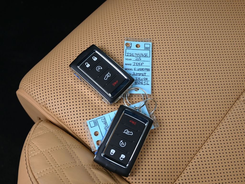 New 2025 Jeep Grand Cherokee Summit image 19