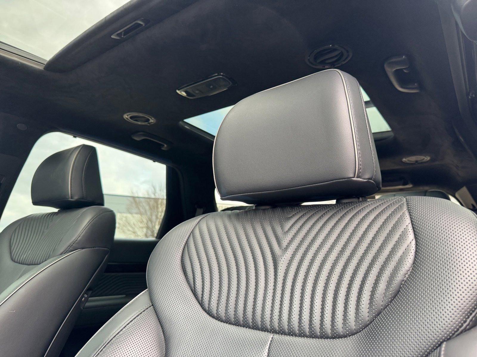 Used 2024 Hyundai Palisade Calligraphy image 25