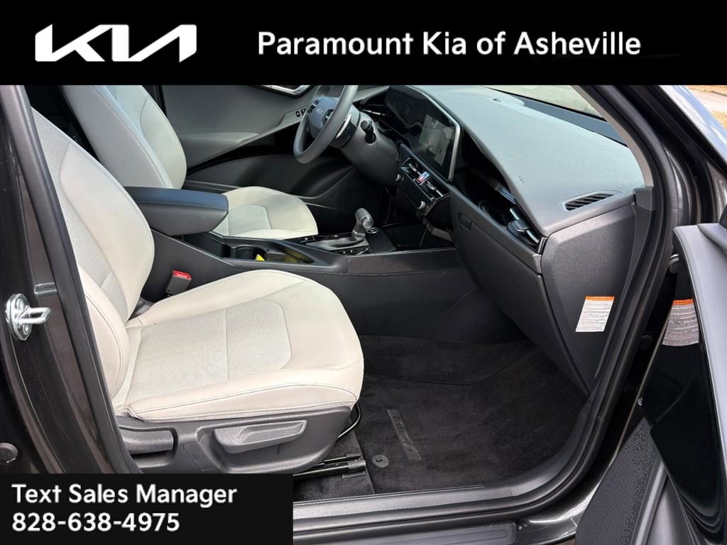 Certified 2025 Kia Niro EX image 19