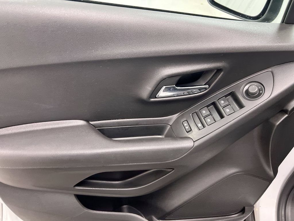 Used 2020 Chevrolet Trax LS AWD/4WD image 20